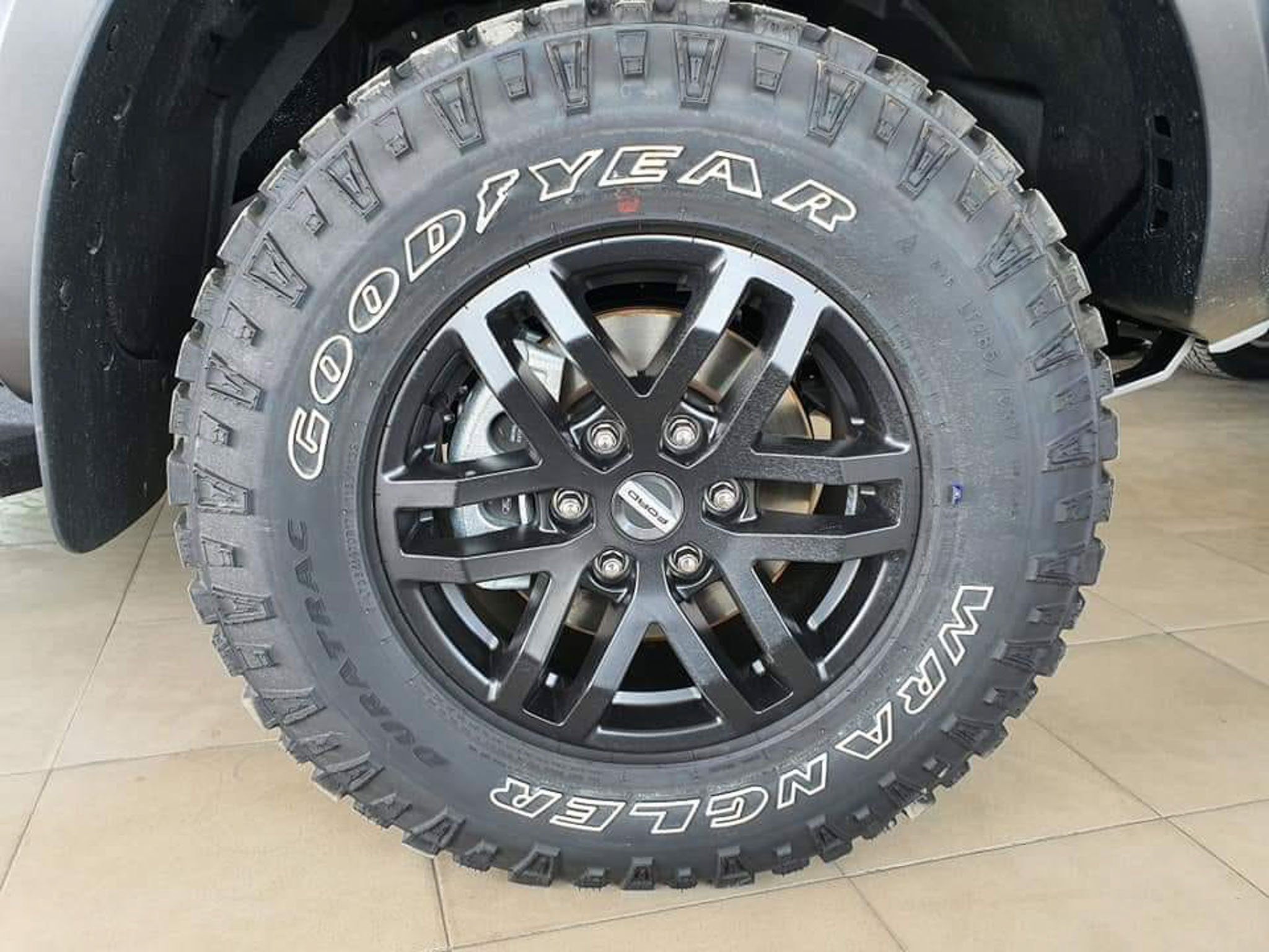Ford Ranger Raptor tại Việt Nam chuyển sang dùng lốp “xịn” hơn trước –  